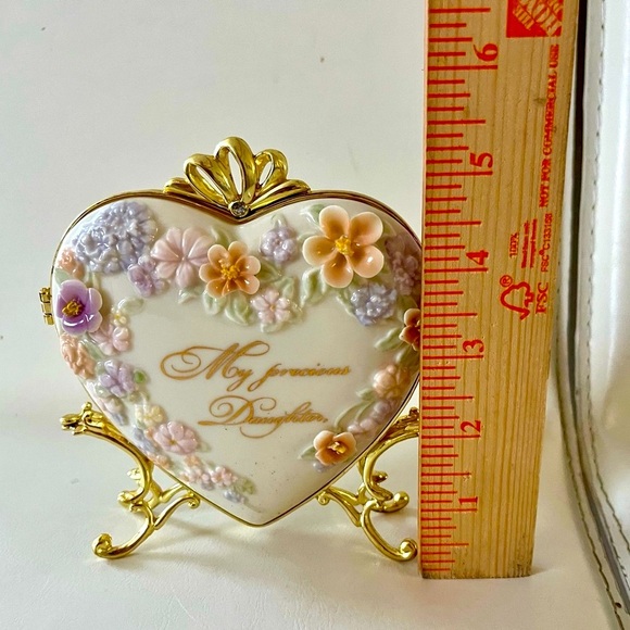 Floral Heart-Shaped Jewelry Box with Gold Accents - Picture 2 of 12
